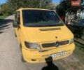Желтый Мерседес Вито, объемом двигателя 2.2 л и пробегом 350 тыс. км за 3700 $, фото 1 на Automoto.ua