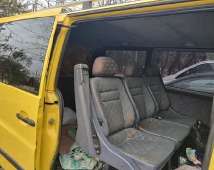 Желтый Мерседес Вито, объемом двигателя 2.1 л и пробегом 400 тыс. км за 4000 $, фото 3 на Automoto.ua