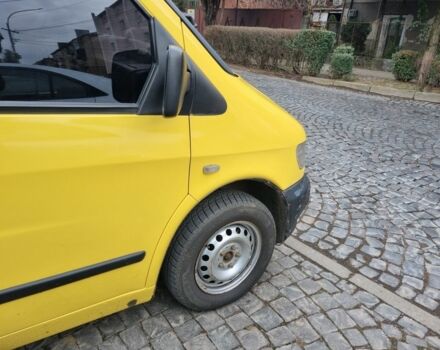 Желтый Мерседес Вито, объемом двигателя 2.1 л и пробегом 400 тыс. км за 4000 $, фото 1 на Automoto.ua