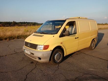 Желтый Мерседес Вито, объемом двигателя 2.3 л и пробегом 500 тыс. км за 3400 $, фото 1 на Automoto.ua
