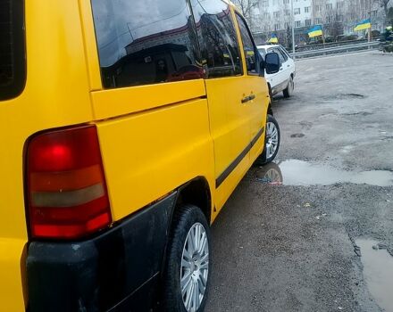 Желтый Мерседес Вито, объемом двигателя 2.3 л и пробегом 280 тыс. км за 3200 $, фото 1 на Automoto.ua
