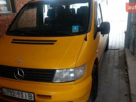 Желтый Мерседес Вито, объемом двигателя 2.2 л и пробегом 300 тыс. км за 3000 $, фото 1 на Automoto.ua