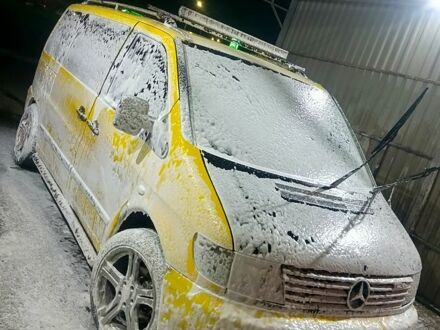 Желтый Мерседес Вито, объемом двигателя 2.2 л и пробегом 180 тыс. км за 6000 $, фото 1 на Automoto.ua