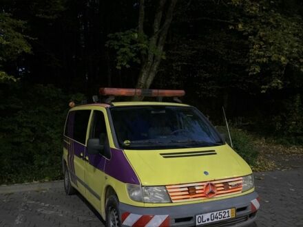 Желтый Мерседес Вито, объемом двигателя 2.2 л и пробегом 425 тыс. км за 2500 $, фото 1 на Automoto.ua