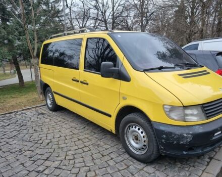 Желтый Мерседес Вито, объемом двигателя 2.1 л и пробегом 400 тыс. км за 4000 $, фото 1 на Automoto.ua