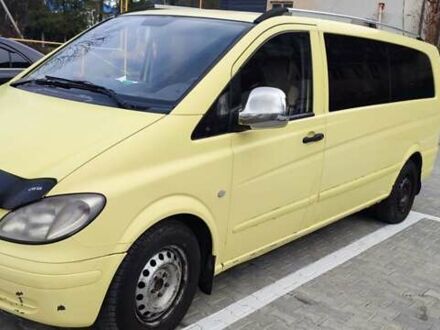Желтый Мерседес Вито, объемом двигателя 2.15 л и пробегом 325 тыс. км за 7899 $, фото 1 на Automoto.ua