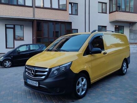 Желтый Мерседес Вито, объемом двигателя 2.14 л и пробегом 396 тыс. км за 15700 $, фото 1 на Automoto.ua