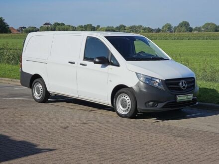 Желтый Мерседес Вито, объемом двигателя 1.6 л и пробегом 450 тыс. км за 4600 $, фото 1 на Automoto.ua