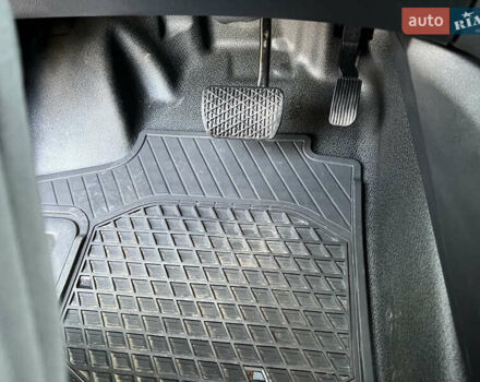 Серый Мерседес Вито, объемом двигателя 2.2 л и пробегом 147 тыс. км за 32000 $, фото 11 на Automoto.ua