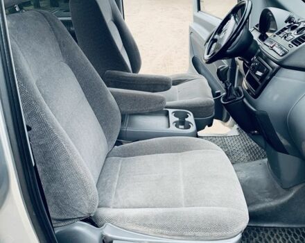 Серый Мерседес Вито, объемом двигателя 2.2 л и пробегом 350 тыс. км за 7600 $, фото 4 на Automoto.ua