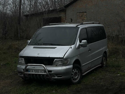 Серый Мерседес Вито, объемом двигателя 2.3 л и пробегом 300 тыс. км за 2200 $, фото 1 на Automoto.ua