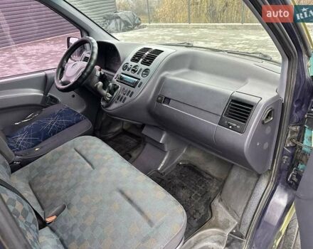 Синий Мерседес Вито, объемом двигателя 2.2 л и пробегом 420 тыс. км за 3000 $, фото 7 на Automoto.ua
