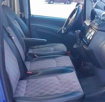 Синий Мерседес Вито, объемом двигателя 2.15 л и пробегом 404 тыс. км за 9999 $, фото 9 на Automoto.ua