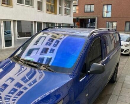 Синий Мерседес Вито, объемом двигателя 2.2 л и пробегом 270 тыс. км за 12216 $, фото 1 на Automoto.ua