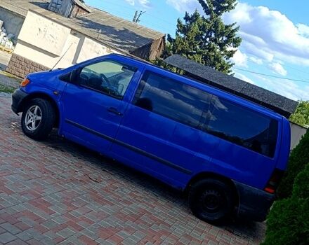 Синий Мерседес Вито, объемом двигателя 2.3 л и пробегом 315 тыс. км за 2700 $, фото 1 на Automoto.ua