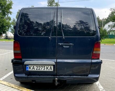 Синий Мерседес Вито, объемом двигателя 2.2 л и пробегом 403 тыс. км за 5350 $, фото 3 на Automoto.ua