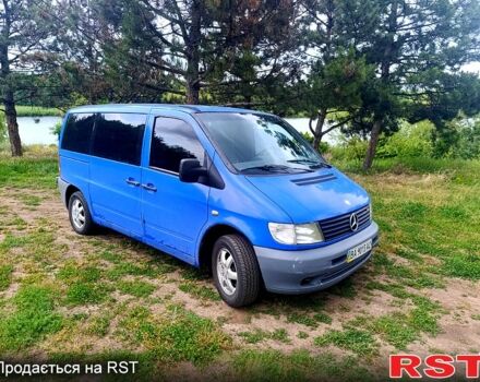 Синий Мерседес Вито, объемом двигателя 2.2 л и пробегом 360 тыс. км за 4500 $, фото 1 на Automoto.ua