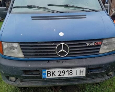 Синий Мерседес Вито, объемом двигателя 2.2 л и пробегом 375 тыс. км за 3000 $, фото 1 на Automoto.ua