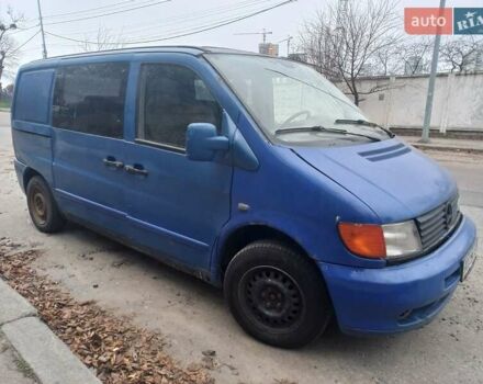 Синий Мерседес Вито, объемом двигателя 2.2 л и пробегом 350 тыс. км за 2000 $, фото 1 на Automoto.ua