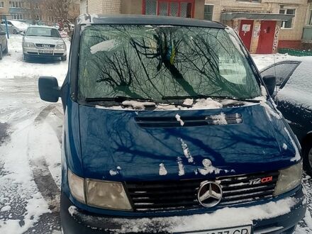 Синий Мерседес Вито, объемом двигателя 2.2 л и пробегом 350 тыс. км за 3000 $, фото 1 на Automoto.ua