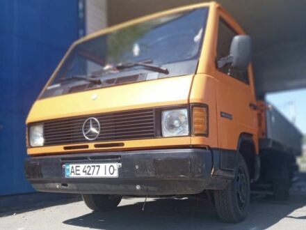 Оранжевый Мерседес Вито, объемом двигателя 2.4 л и пробегом 400 тыс. км за 2024 $, фото 1 на Automoto.ua