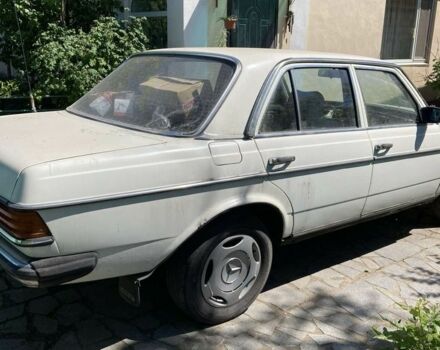 Белый Мерседес В123, объемом двигателя 2 л и пробегом 111 тыс. км за 1000 $, фото 2 на Automoto.ua