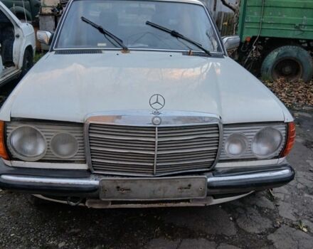 Белый Мерседес В123, объемом двигателя 2 л и пробегом 230 тыс. км за 900 $, фото 2 на Automoto.ua