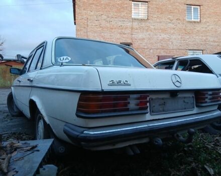 Белый Мерседес В123, объемом двигателя 2 л и пробегом 230 тыс. км за 900 $, фото 1 на Automoto.ua