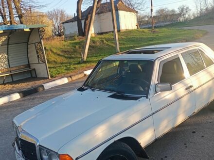 Мерседес В123 1980 в Виннице на Automoto.ua Белый Мерседес В123, объемом двигателя 2 л и пробегом 670 тыс. км за 800 $, фото 1 на Automoto.ua