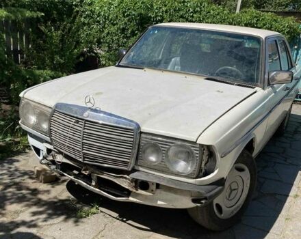 Белый Мерседес В123, объемом двигателя 2 л и пробегом 111 тыс. км за 1000 $, фото 1 на Automoto.ua