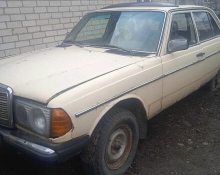 Бежевый Мерседес В123, объемом двигателя 2.4 л и пробегом 360 тыс. км за 1000 $, фото 1 на Automoto.ua