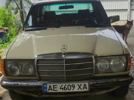 Мерседес В123 1982 в Дружковке на Automoto.ua Бежевый Мерседес В123, объемом двигателя 2 л и пробегом 359 тыс. км за 1449 $, фото 1 на Automoto.ua
