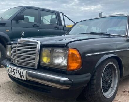 Черный Мерседес В123, объемом двигателя 2.5 л и пробегом 300 тыс. км за 999 $, фото 5 на Automoto.ua