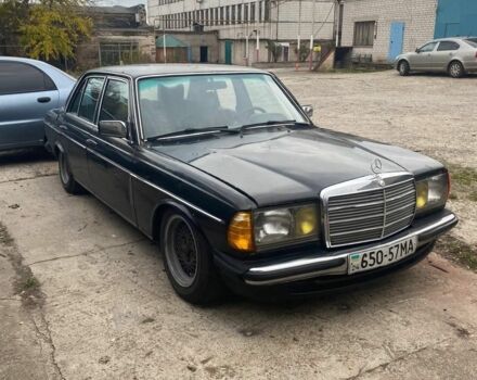 Черный Мерседес В123, объемом двигателя 2.5 л и пробегом 300 тыс. км за 999 $, фото 4 на Automoto.ua