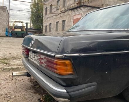 Черный Мерседес В123, объемом двигателя 2.5 л и пробегом 300 тыс. км за 999 $, фото 3 на Automoto.ua