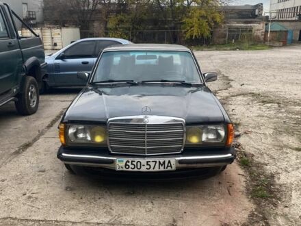 Черный Мерседес В123, объемом двигателя 2.5 л и пробегом 300 тыс. км за 999 $, фото 1 на Automoto.ua