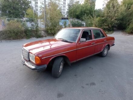 Червоний Мерседес В123, об'ємом двигуна 3 л та пробігом 333 тис. км за 950 $, фото 1 на Automoto.ua