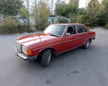 Красный Мерседес В123, объемом двигателя 3 л и пробегом 333 тыс. км за 950 $, фото 1 на Automoto.ua