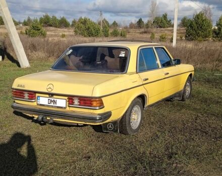 Жовтий Мерседес В123, об'ємом двигуна 2.3 л та пробігом 167 тис. км за 1500 $, фото 4 на Automoto.ua