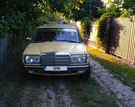 Жовтий Мерседес В123, об'ємом двигуна 2.3 л та пробігом 167 тис. км за 1500 $, фото 2 на Automoto.ua