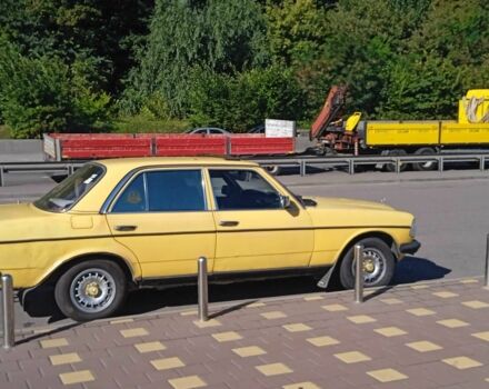 Жовтий Мерседес В123, об'ємом двигуна 2.3 л та пробігом 167 тис. км за 1500 $, фото 1 на Automoto.ua