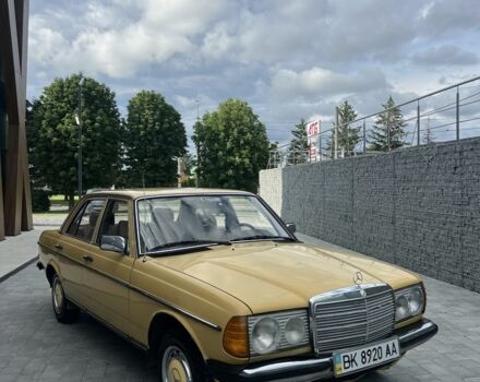 Желтый Мерседес В123, объемом двигателя 2 л и пробегом 34 тыс. км за 2500 $, фото 4 на Automoto.ua