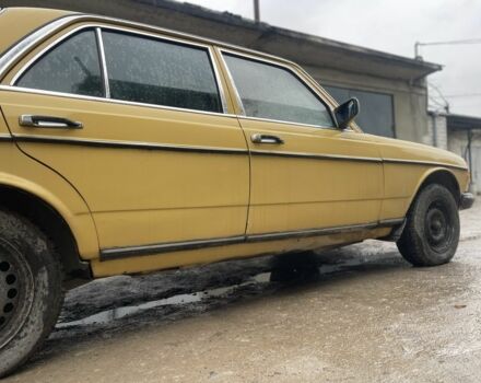 Жовтий Мерседес В123, об'ємом двигуна 2.3 л та пробігом 388 тис. км за 1850 $, фото 4 на Automoto.ua