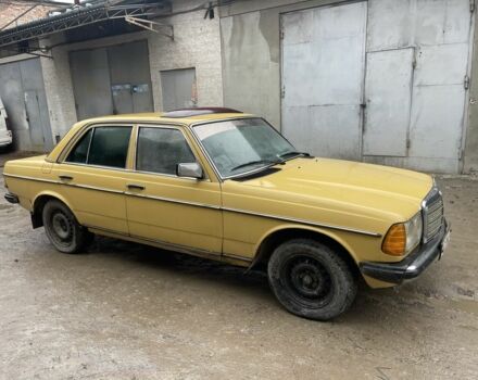 Жовтий Мерседес В123, об'ємом двигуна 2.3 л та пробігом 388 тис. км за 1850 $, фото 1 на Automoto.ua