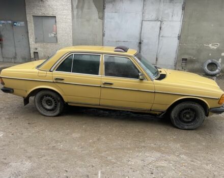 Жовтий Мерседес В123, об'ємом двигуна 2.3 л та пробігом 388 тис. км за 1850 $, фото 2 на Automoto.ua