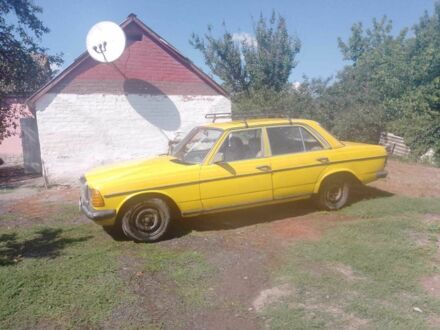 Жовтий Мерседес В123, об'ємом двигуна 2 л та пробігом 300 тис. км за 1000 $, фото 1 на Automoto.ua