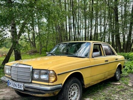 Мерседес В123 1977 в Конотопе на Automoto.ua Желтый Мерседес В123, объемом двигателя 2.4 л и пробегом 438 тыс. км за 967 $, фото 1 на Automoto.ua
