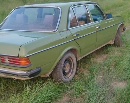 Зелений Мерседес В123, об'ємом двигуна 2 л та пробігом 400 тис. км за 1100 $, фото 1 на Automoto.ua