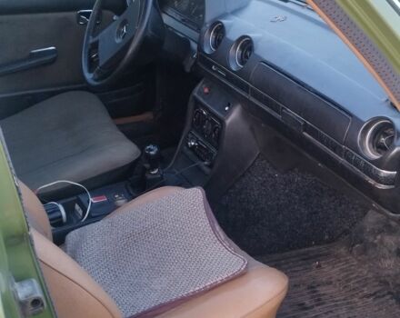 Зелений Мерседес В123, об'ємом двигуна 2 л та пробігом 400 тис. км за 1100 $, фото 4 на Automoto.ua