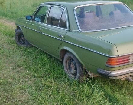 Зелений Мерседес В123, об'ємом двигуна 2 л та пробігом 400 тис. км за 1100 $, фото 2 на Automoto.ua